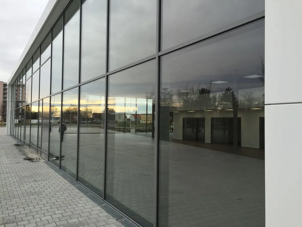 Durchgehende Glasfassade eines Showrooms