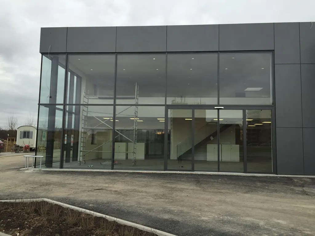 Verglaster Gebäudeteil mit großen Glasflächen