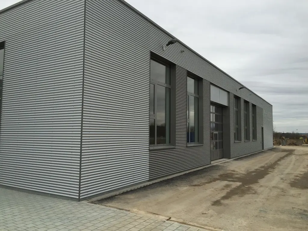 Gewerbehalle mit Blechfassade und Fensterband