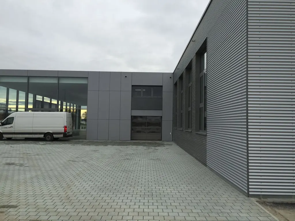 Gebäudeecke mit Blechfassade