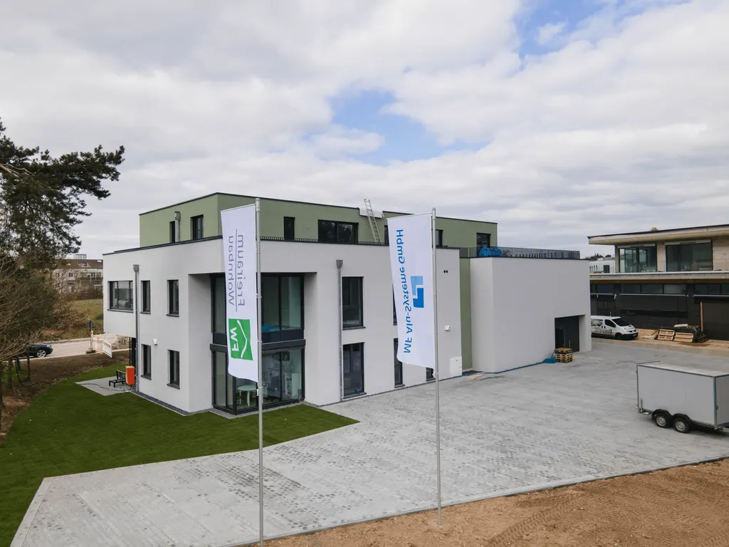Firmensitz der MF Alu-Systeme GmbH in Fürth mit Fahnen vor dem Gebäude