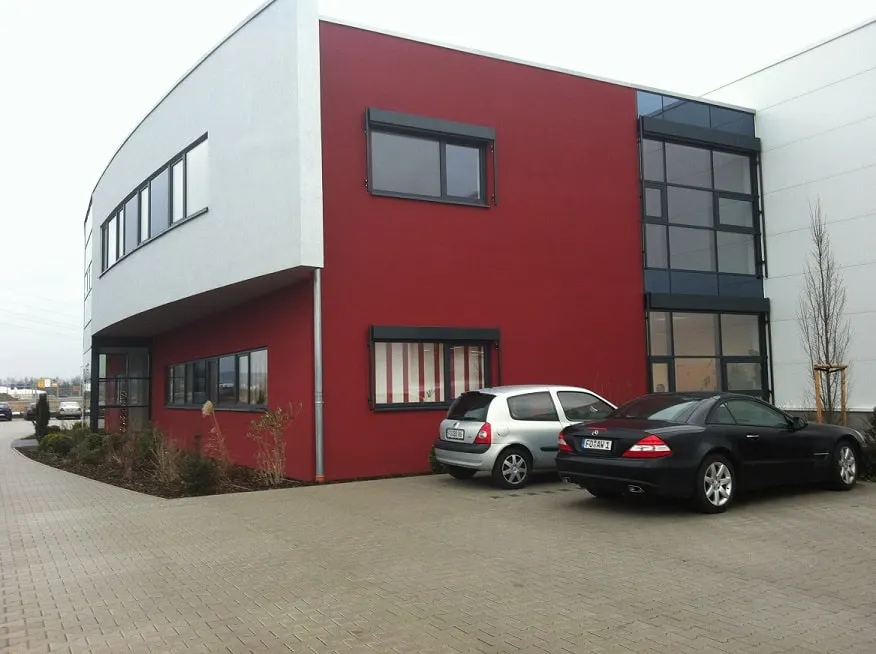 Bürogebäude mit roter Fassade und Fensterelementen
