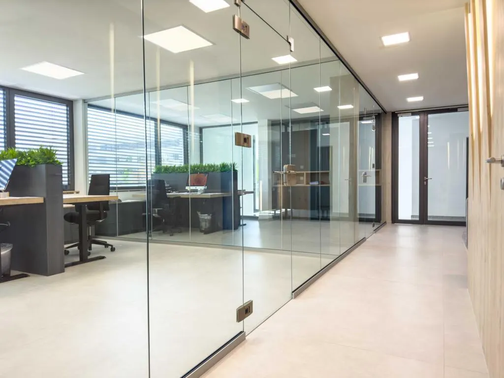 Ganzglas-Trennwand mit Glastür im Büro