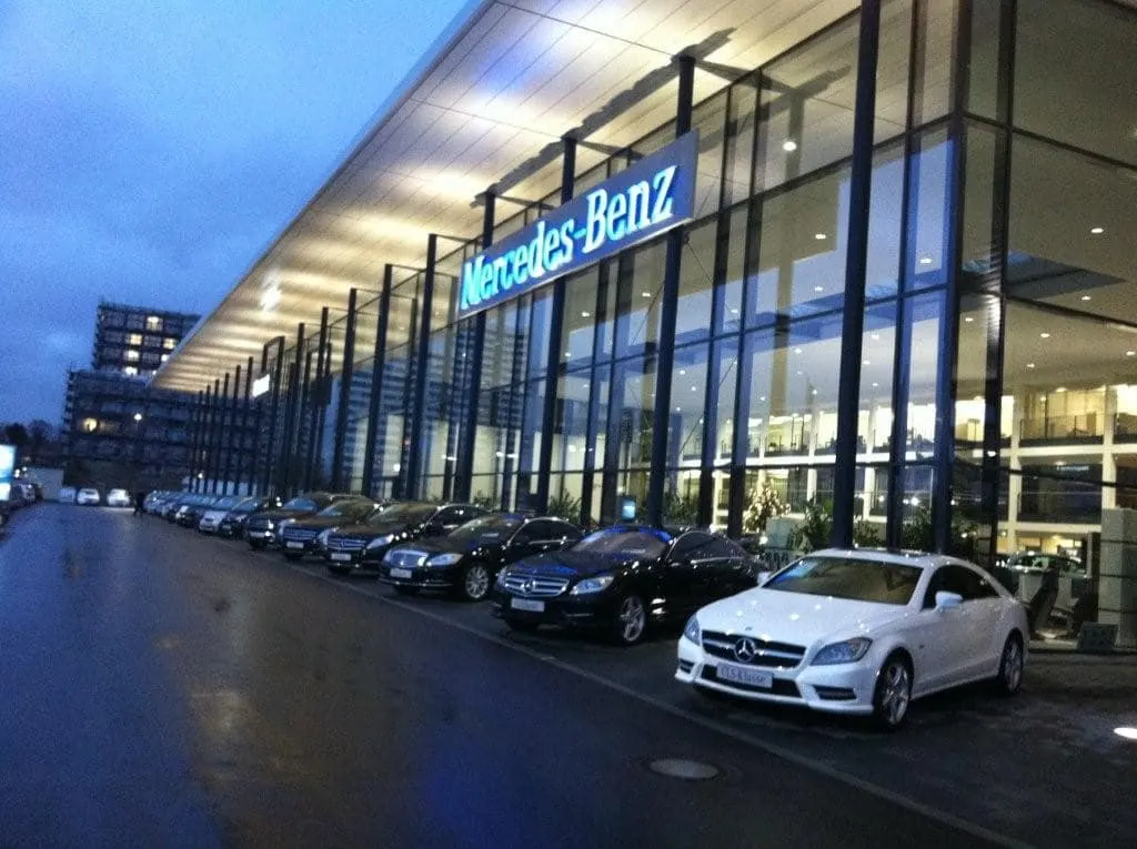Autohaus mit großer Glasfront und Vordach