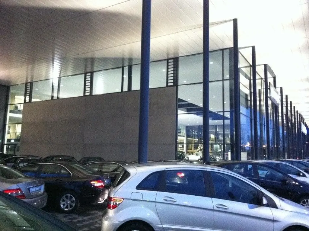 Glasfront mit Eingang an einem Autohaus